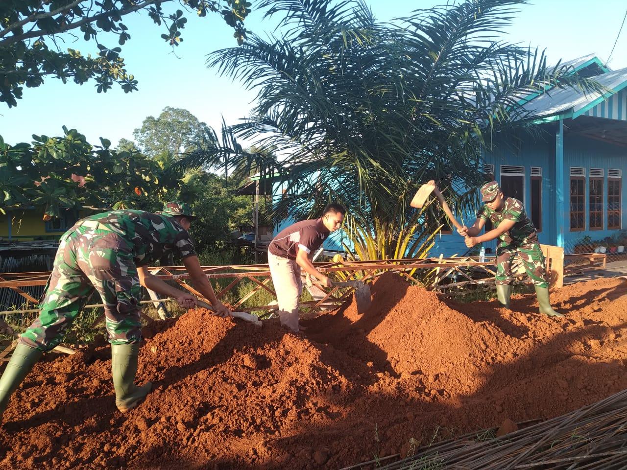 Dinilai Membahayakan Pengguna Jalan, TNI dan Warga Perbaiki Jalan Rusak