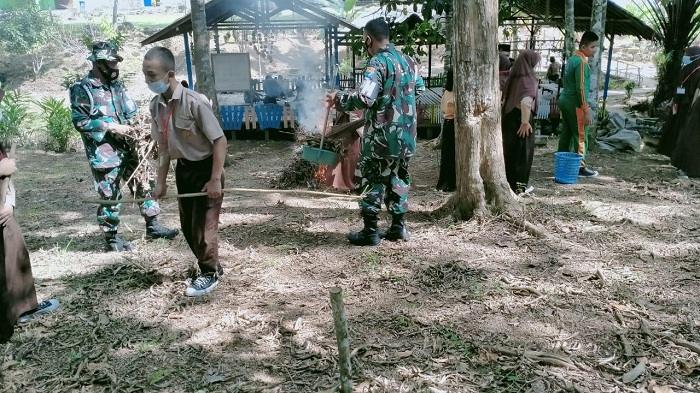 Peduli Pendidikan, Subdenpom XII/2-3 Muara Teweh bersihkan Lingkungan sekolah