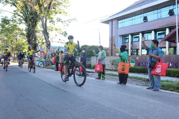 Pantau Kamtibmas Sambil Gowes, Kapolda Kalteng Juga Bagi Sembako