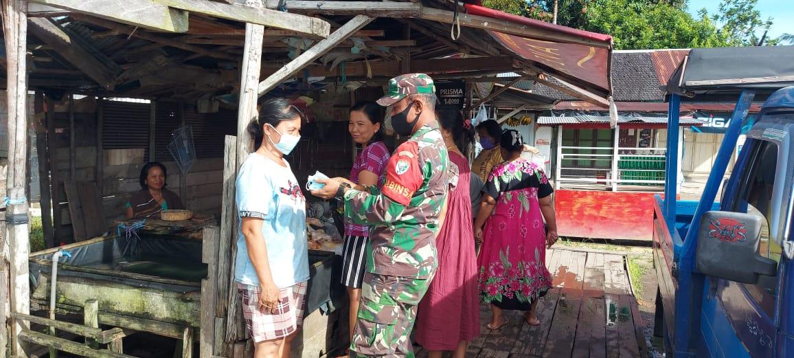 Babinsa Ingatkan Prokes dan bagikan Masker di Pasar Tradisional