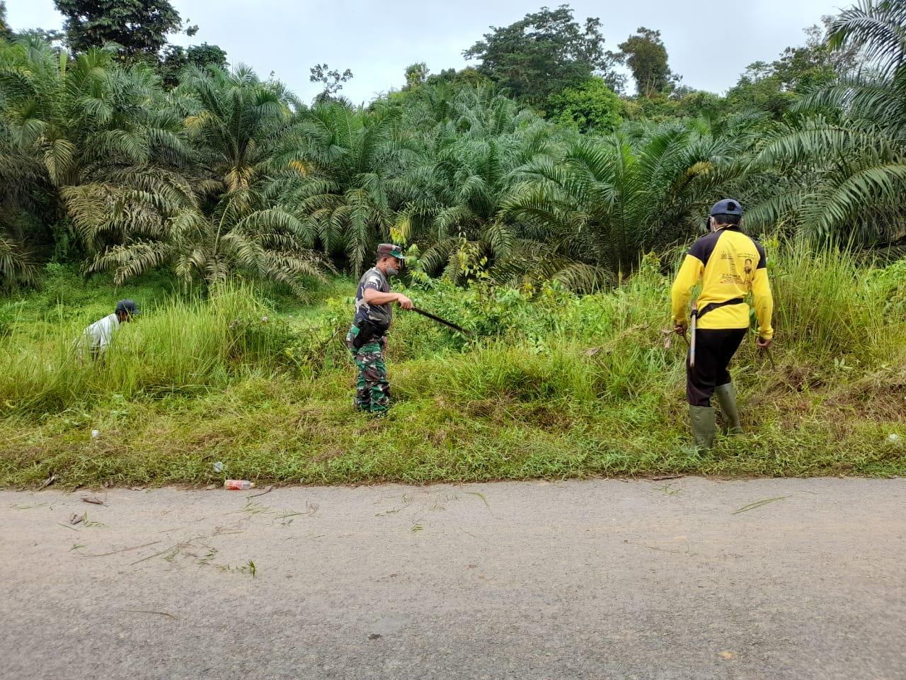 Gotong Royong Bersama Warga Menjadi Agenda Rutin Babinsa
