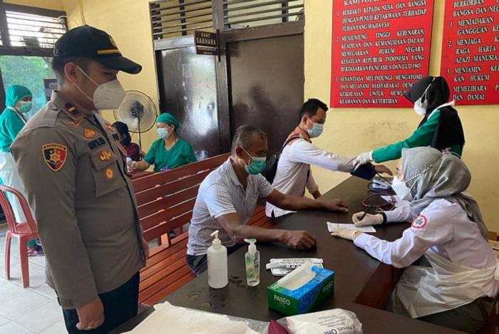 Hari Bhayangkara ke-75, Polsek Kota Baru Beri Vaksin Masyarakat