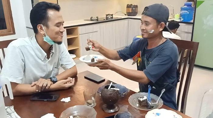 Kisah Haru Si Penggembala Kambing yang Menangis Dapat Kejutan di Hari Spesialnya