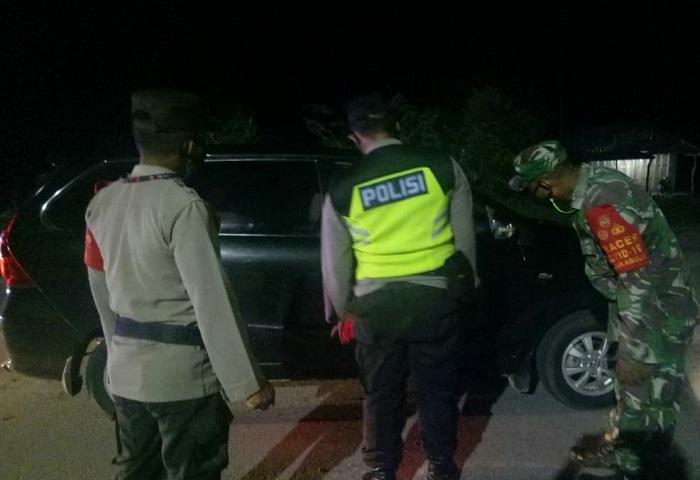 Petugas Gabungan Periksa Warga yang Melintas di Pos Penyekatan Bundaran Mahkota