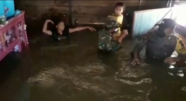 Ditinggal Kerja Orang Tuanya, Anak-anak Ini Terjebak Banjir Sedalam Satu Meter