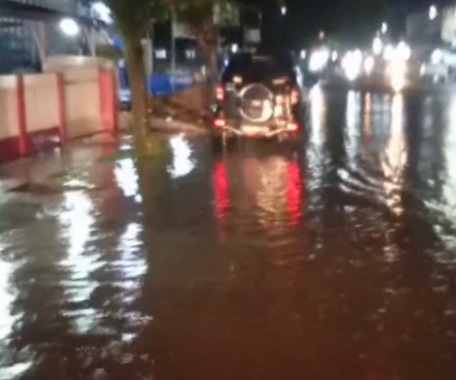 Hujan Deras, Sejumlah Jalan Di Kota Sampit Digenangi Banjir