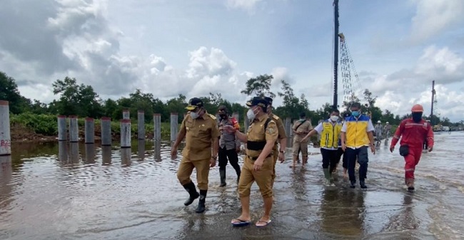 Gubernur Terjun Langsung Periksa Banjir di Bukit Rawi