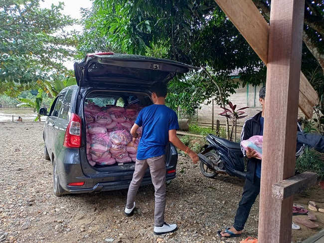 KMHDI Kalteng Salurkan Bantuan Tahap II di Desa Tumbang Kaman