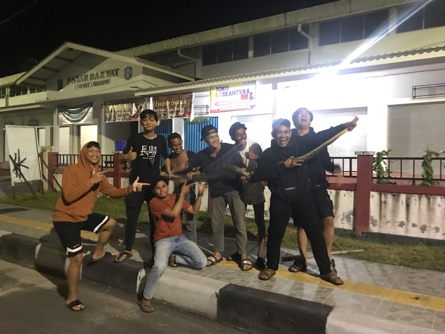Dini Hari, Sejumlah Pemuda Taklukan Ular Sanca 3 Meter