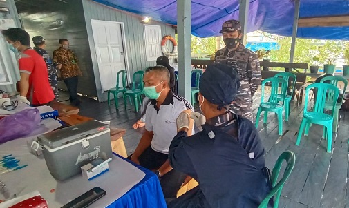 Sambut HUT TNI ke-76, Pos TNI AL Kumai Gelar Operasi Serbuan Vaksin Maritim