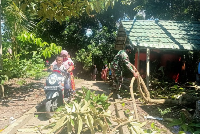 Babinsa Koramil 1012-04/Dusun Timur Lakukan Gotong Royong Bersama Masyarakat