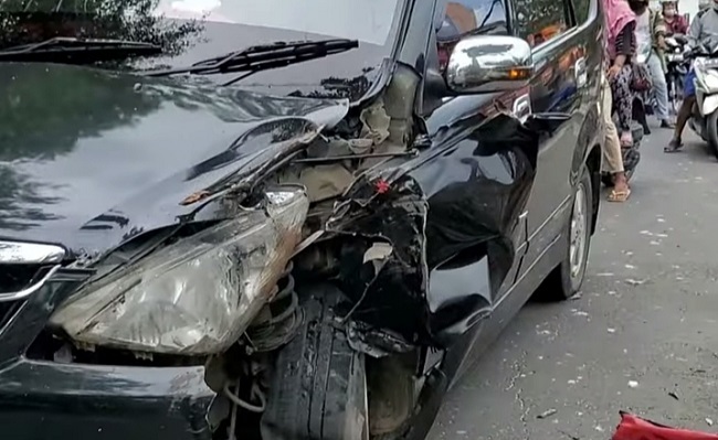 Mobil Avanza Hilang Kendali, Tabrak Pohon Pinggir Jalan