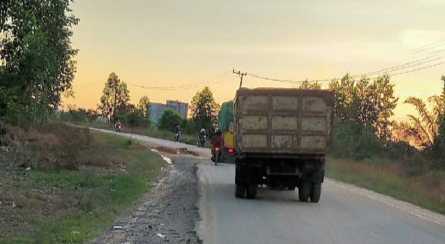 Tak Ada Penjaga di Pos Pengawasan Jalan Kolam, Truk Muatan Berat Nekat Melintas