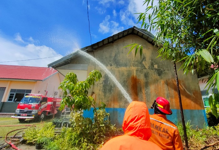 Aksi Tanggap Damkar Berhasil Padamkan Kebakaran di Lab SMKN 2 Pangkalan Bun