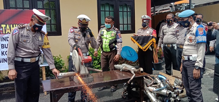 Ganggu Warga Kobar, Puluhan Knalpot Brong ‘Dicincang’