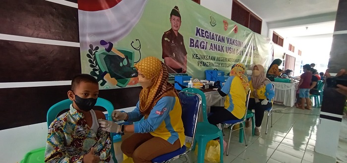 Kejari Kobar Gelar Vaksinasi Bagi Ratusan Anak