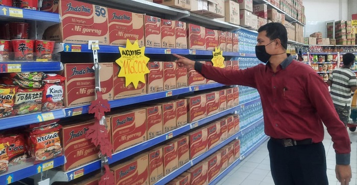 Waduh! Minyak Goreng di Mini Market Kobar Ludes Diborong Emak-emak