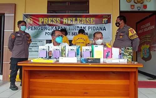 Kemarin Dua Pemuda ini Congkel Toko HP, Sekarang Siap-siap Mendekam di Penjara