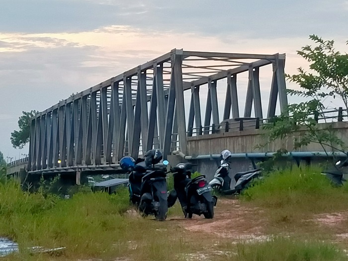 Ada Lubang Menganga di Jembatan Arut, Warga Keluhkan Bahayanya