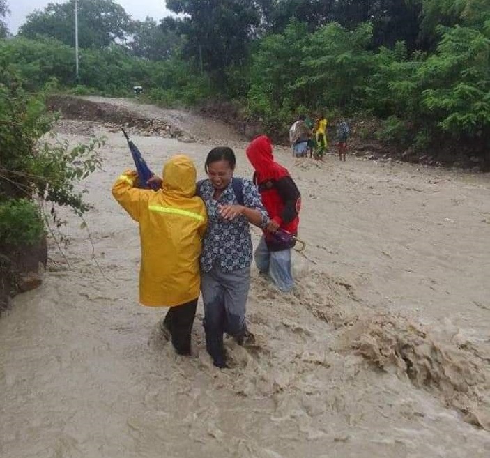 Miris! Tak Ada Akses Jembatan, Guru dan Murid di Belu Terobos Banjir untuk ke Sekolah