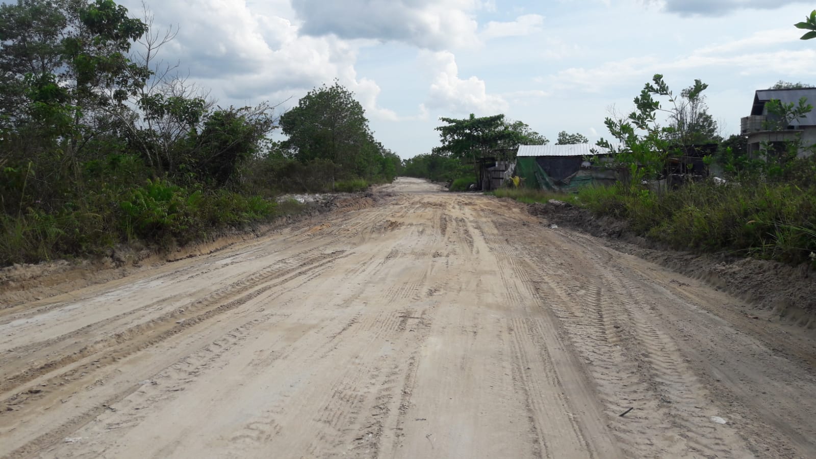 Responsif! Kadis PUPR Kobar Gerak Cepat Tangani Keluhan Soal Jalan Rusak