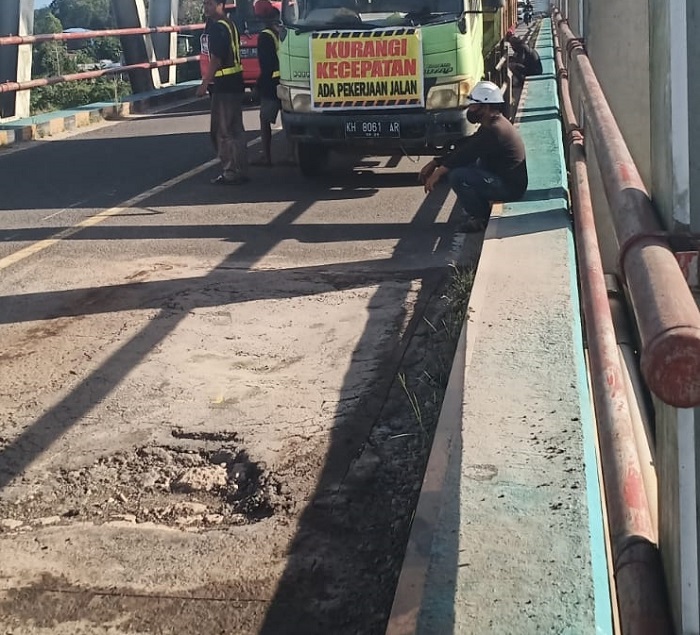 Usai Dikeluhkan, Akhirnya Lubang di Jembatan Sei Katingan Ditambal
