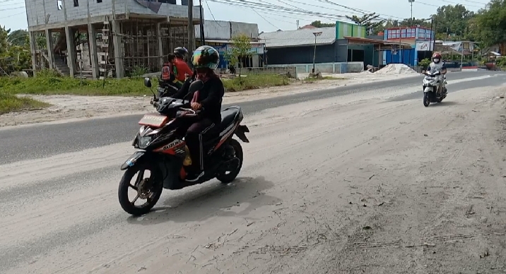 Warga Keluhkan Pasir yang Berserakan di Tengah Jalan Ahmad Wongso