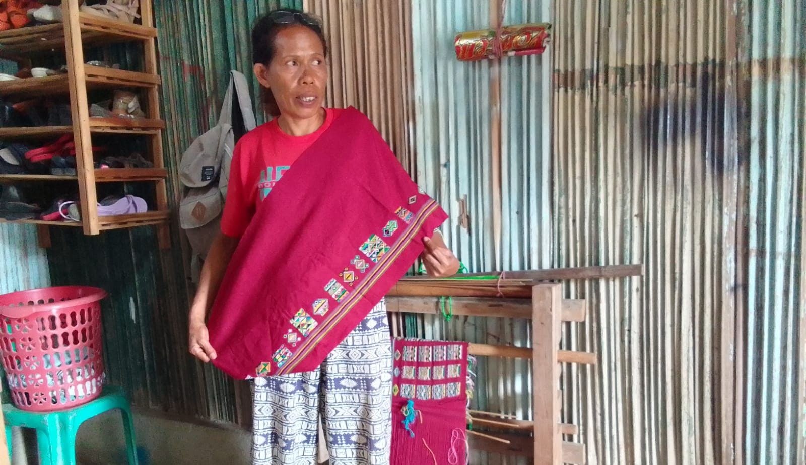 Inilah Sosok Ibu Penenun Kain Adat yang Dipakai Jokowi Saat Kunker di Belu