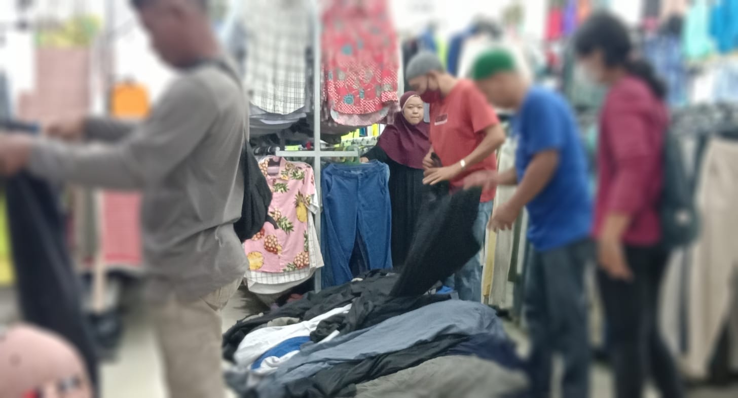 Malam Takbir, Toko Baju Bekas di Pangkalan Bun Ramai Diburu Warga