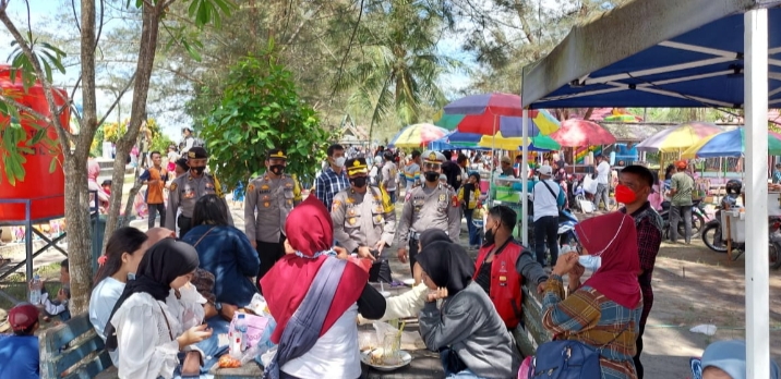 Pantai Bogam Raya Dipadati Wisatawan di Hari Kedua Lebaran