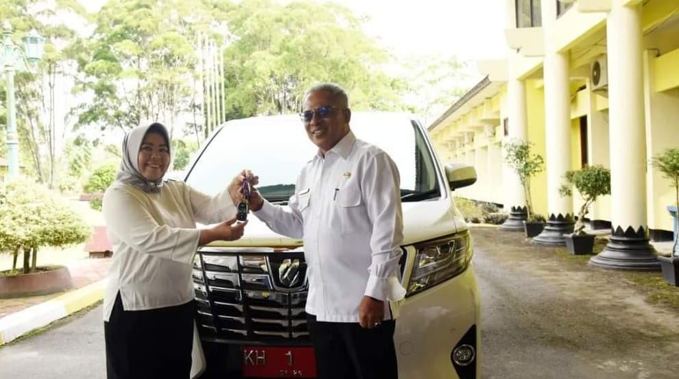 Masa Jabatan Berakhir, Bupati Kobar Kembalikan Mobil Dinas