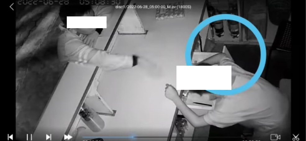 Ada-ada Saja, Dua Bocil Terekam CCTV Curi Uang Seribu Rupiah di Laci Warung