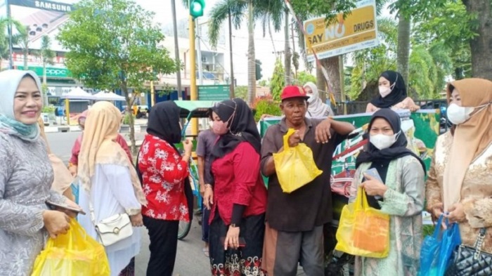 Peringati Hari Kartini, GOW Sampit Bagi Takjil