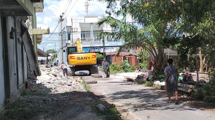 Ngawur.. Tanpa Izin Warga, Jalan Gang Kopar Rusak Karena Dilewati Excavator