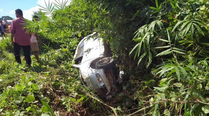 Sopir Diduga Mengantuk, Mobil Avanza Putih Nyungsep di Jalan Ahmad Yani