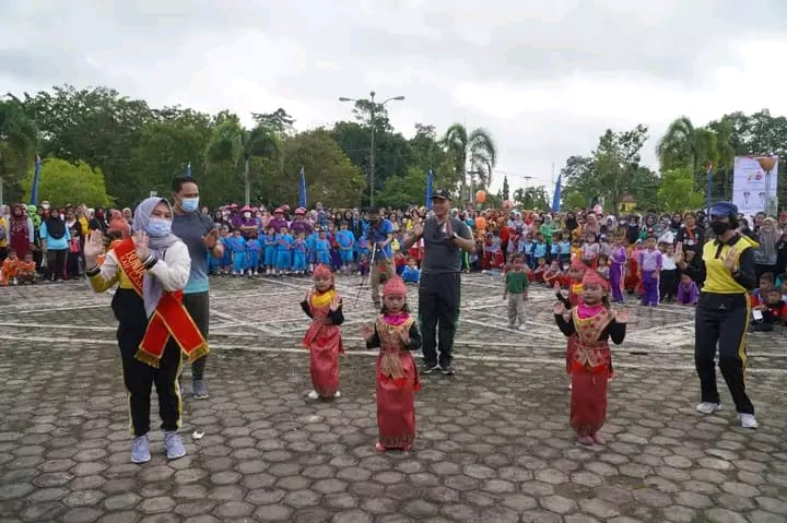 Peringati Momen HAN, Bupati Menari Bersama Anak-anak di Bundaran Rusa