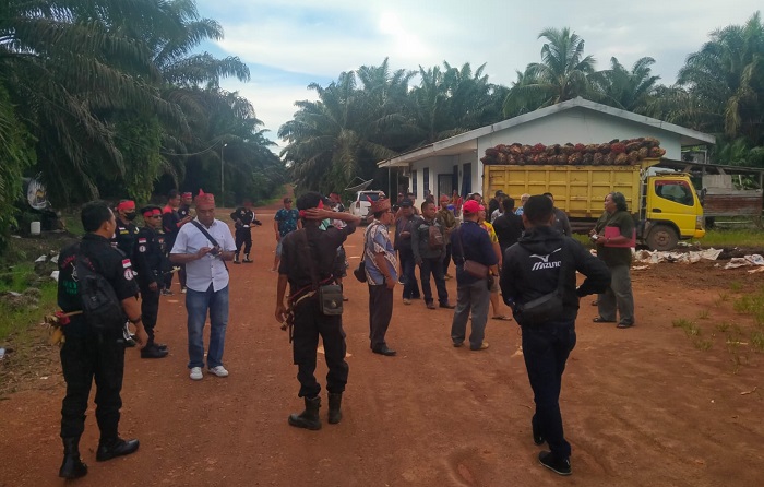 Tak Puas dengan Hasil Laporan di Polda Kalteng, Pengusaha ini Kerahkan Massa ke Lapangan