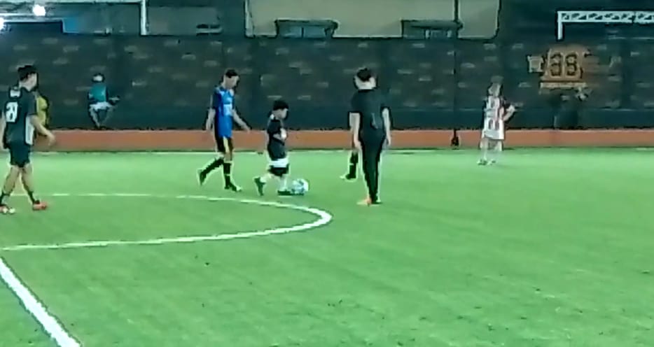 Viral, Bocah 11 Tahun ini Tak Canggung Main Bola Lawan Orang Dewasa