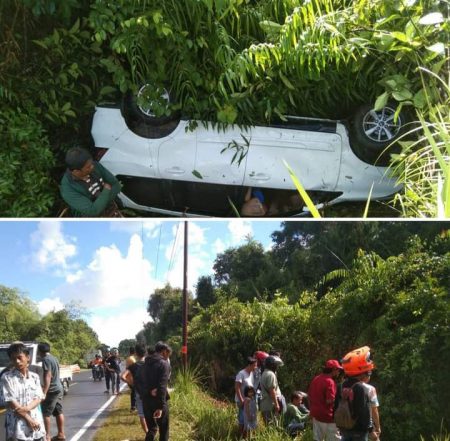 Mobil Terbalik saat dievakuasi anggota Satlantas dan warga sekitar di Jalan Tjilik Riwut KM 10 Desa Banut Kalanaman Kecamatan Katingan Hilir Kabupaten Katingan, Senin 15 Agustus 2022. (Foto : Istimewa)