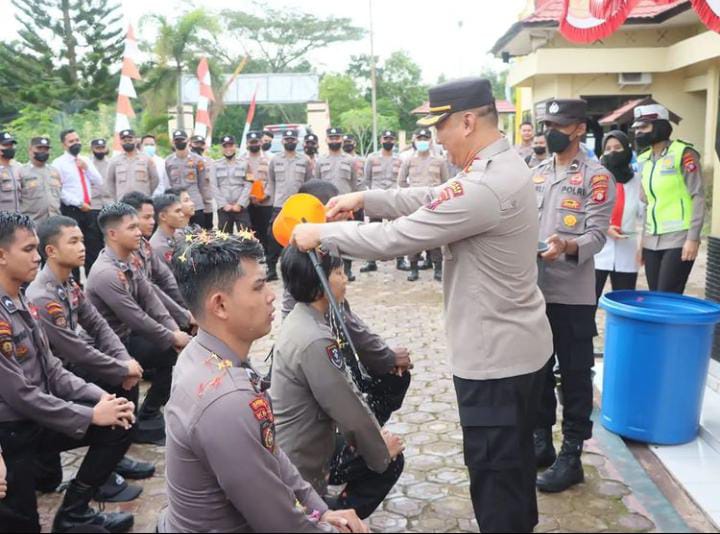 Kapolres Lamandau Sambut 19 Personel Bintara Remaja dengan Siraman Bunga Setaman