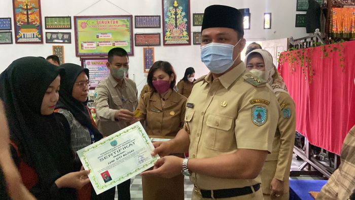 Tutup Pelatihan Menjahit, Bupati: Praktekkan dan Bagikan Ilmunya di Tempat Masing-masing