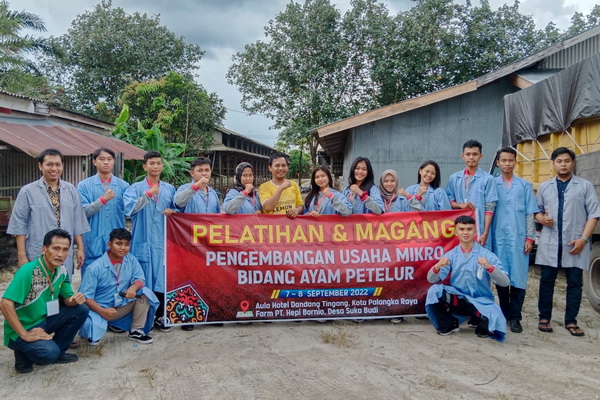 Mahasiswa FKIP UPR Antusias Ikut Pengembangan Usaha Peternakan Ayam Petelur