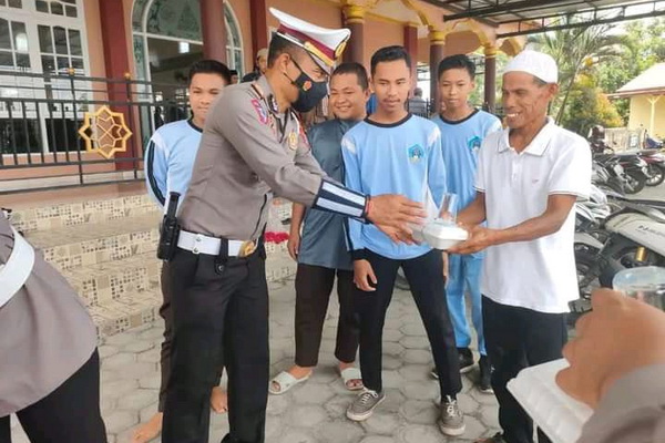 Jumat Berkah, Polres Katingan Bagi 100 Paket Nasi ke Jemaah Masjid Al-Hafizd