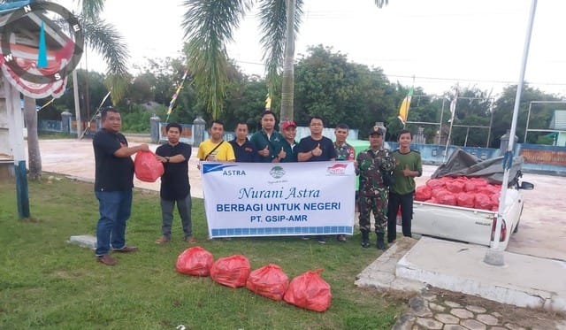 PT GSIP-AMR Bagikan Paket Sembako ke Korban Banjir di Desa Runtu