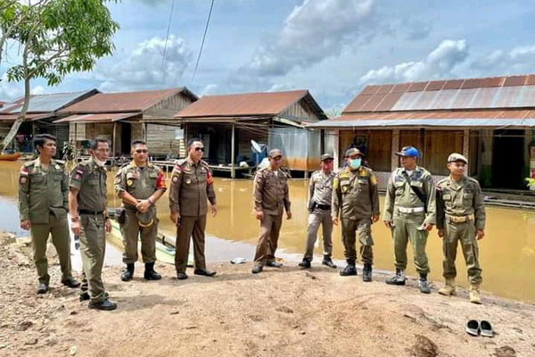 Usai Banjir, Satpol PP Cek Aktivitas Warga di Beberapa Titik
