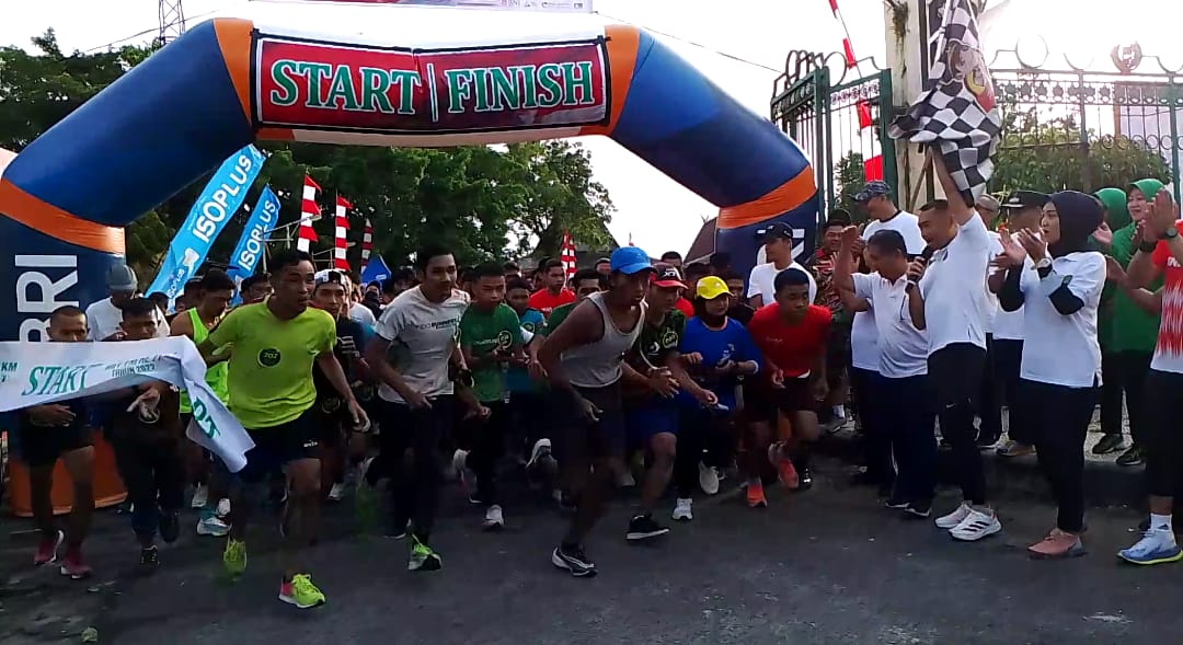 Diikuti Ratusan Peserta, Dandim Pangkalan Bun Lepas Peserta Fun Run 7,7 KM