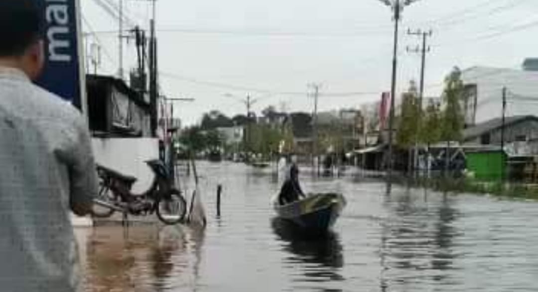 Kobar Nyaris Lumpuh, Banjir yang Makin Parah Sebabkan Warga Naik Klotok untuk Kerja