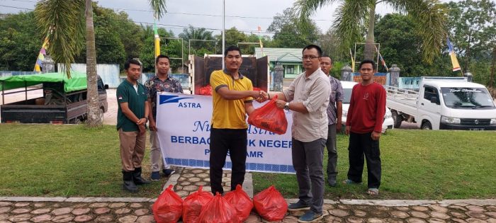 Peduli Korban Banjir di Desa Runtu, PT. GSIP-AMR Bagikan Paket Sembako