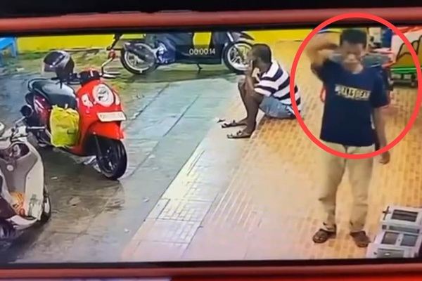 Pura-pura Berteduh Pria ini Curi Helm dan Jas Hujan Pemilik Toko