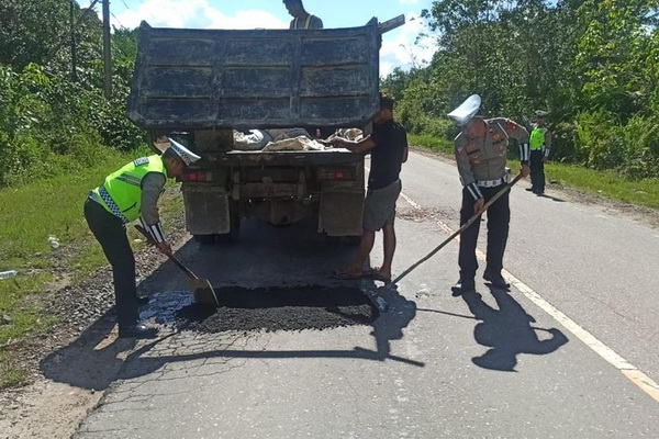 Tekan Angka Laka Lantas, Satlantas Polres Katingan Tambal Jalan Berlubang